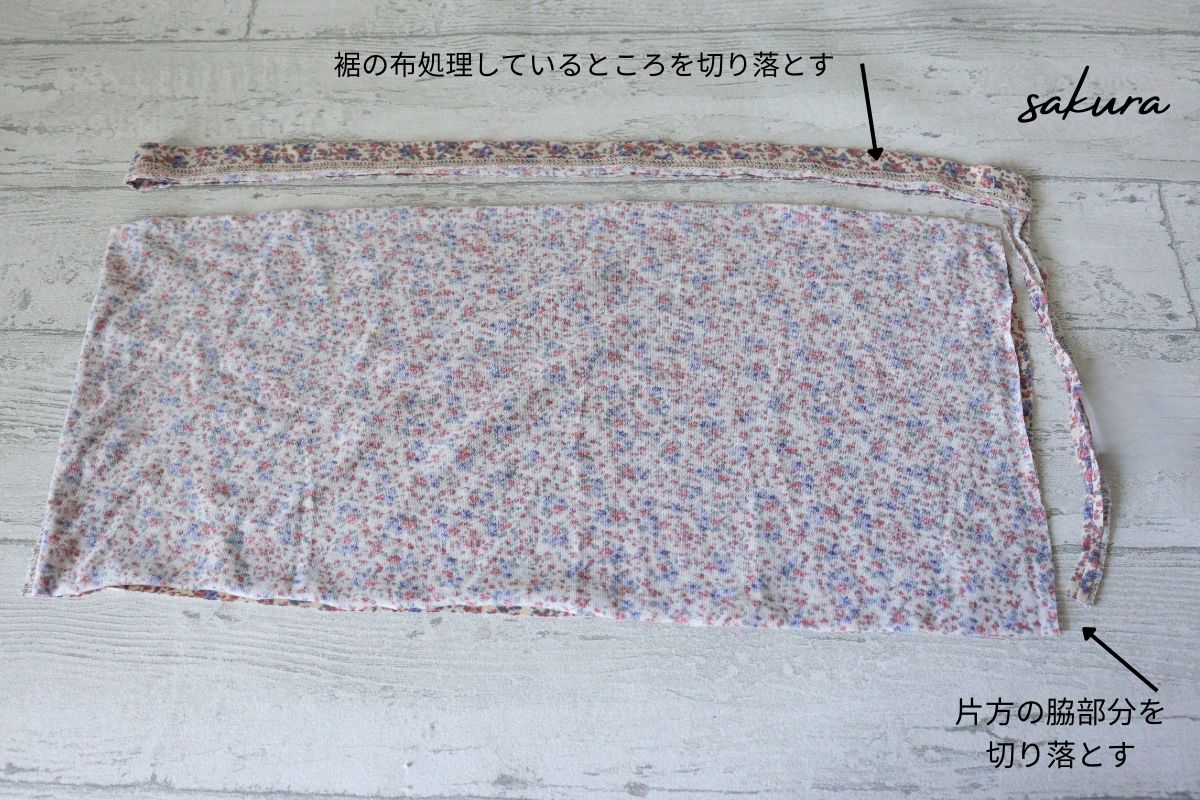 リメイク用の洋服から余分な部分を切り取る工程